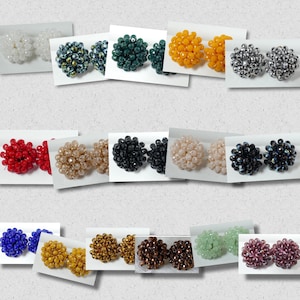 1 paire de clous d&#39;oreilles avec de fines perles de verre et un œillet pour pendentifs