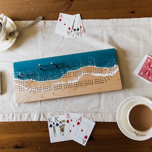 Planche de cribbage personnalisée pour 3 joueurs - Érable du Canada avec vagues de plage. Résine époxy - Comprend des chevilles métalliques pour 3 pistes | Thème Vague de l'océan