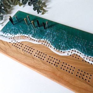 Planche de cribbage personnalisée - Cerise du Canada avec vague de plage. Résine époxy - Comprend des chevilles métalliques pour 3 pistes | Vague océan en résine | Uniques