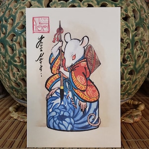 Może przedstawiać: Kapryśna ilustracja białej myszy ubranej w tradycyjny japoński strój, trzymającej laskę i noszącej stożkowy kapelusz. Mysz jest przedstawiona na tle niebieskich wzorów kwiatowych i czerwonych akcentów, z japońskim tekstem i czerwoną pieczęcią.