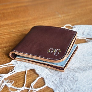 Cartera de cuero real hecha a mano para hombre. Cartera plegable con sección para efectivo, tarjetas y monedas. Cartera personalizada de colores Mix, personalización gratuita.