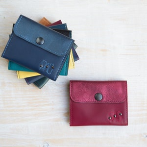 Mini billetera de cuero auténtico. Tarjetero hecho a mano con monedero para hombre y mujer.