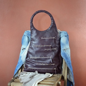 Weinrote Vintage Ledertasche "7 Taschen", handgemachte Handtasche mit vielen Taschen, Kunstleder und Metallic Reißverschlüssen und Nieten.