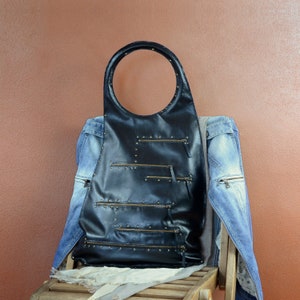 Schwarze Ledertasche, "7 Taschen" handgemachte Handtasche mit vielen Taschen, Echtleder und Metallic Reißverschlüssen und Nieten.
