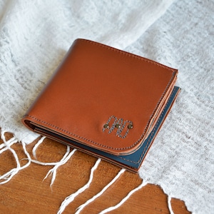 Cartera de cuero real hecha a mano para hombre. Cartera plegable con sección para efectivo, tarjetas y monedas. Cartera personalizada de colores Mix, personalización gratuita.