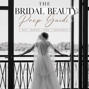 Puede incluir: Una portada de guía digital en blanco y negro titulada THE BRIDAL BEAUTY Prep Guide con el subtítulo HAIR | MAKEUP | PREP | CONFIDENCE. La imagen muestra a una persona con vestido de novia y velo frente a una puerta de balcón abierta.