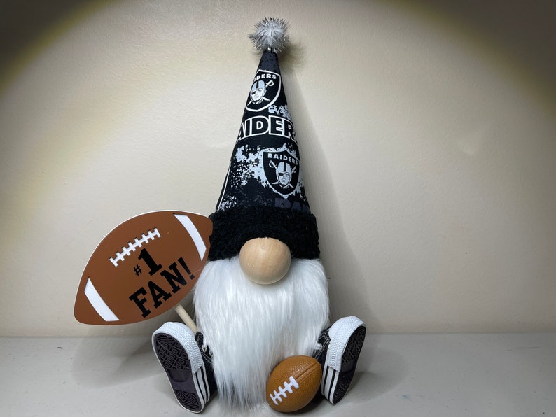 Team Sports America Las Vegas Raiders Flag Holder Gnome – NFL Garden & Home Decor For Fans