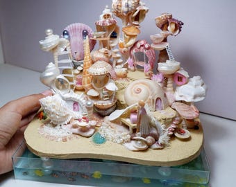 Diorama artesanal de un pueblo de conchas marinas, casas en miniatura con perlas auténticas, decoración de un pueblo costero de hadas.