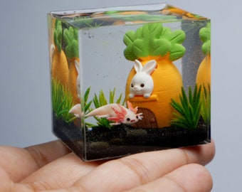 Axolotl de arcilla en miniatura con casa de zanahoria en el tanque