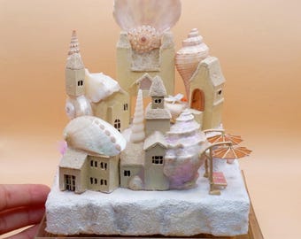 Diorama de aldea en miniatura con conchas marinas, casa de hadas costera, decoración de cabaña de playa, arte oceánico.