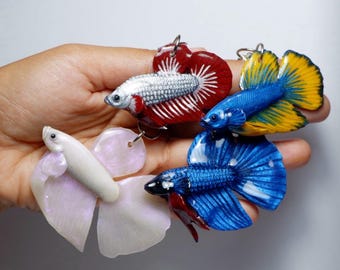 Llavero de pez betta de arcilla polimérica, escama de dragón, blanco y azul