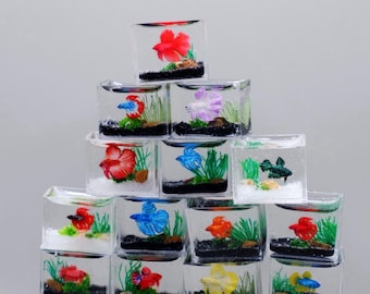 Réplica en miniatura de un pez betta en el acuario.