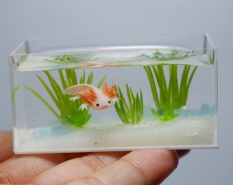 Miniatuur klei axolotl met rauwe aquamarijn in de tank