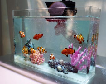 Acuario con peces payaso que brillan en la oscuridad, pecera realista de arrecife de coral, decoración de diorama.