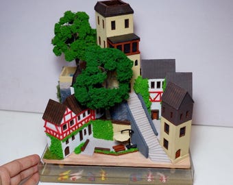 Diorama hecho a mano de un pueblo alemán en la ladera de una colina, decoración de pueblo europeo en miniatura (15 cm de ancho x 21 cm de largo x 22 cm de alto)