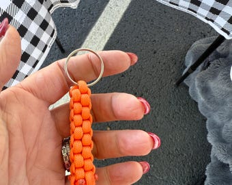 Llavero de paracord naranja