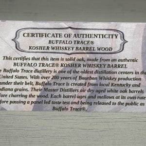 Pu&ograve; includere: Un certificato di autenticit&agrave; per il legno di botte di whisky kosher Buffalo Trace. Il testo indica che l'articolo &egrave; in rovere massiccio proveniente da un'autentica botte di whisky kosher Buffalo Trace. La distilleria &egrave; una delle pi&ugrave; antiche degli Stati Uniti.