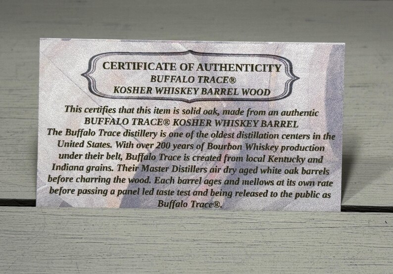 Pu&ograve; includere: Un certificato di autenticit&agrave; per il legno di botte di whisky kosher Buffalo Trace. Il testo indica che l'articolo &egrave; in rovere massiccio proveniente da un'autentica botte di whisky kosher Buffalo Trace. La distilleria &egrave; una delle pi&ugrave; antiche degli Stati Uniti.