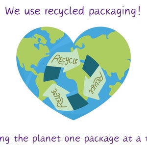 Puede incluir: Una ilustraci&oacute;n en forma de coraz&oacute;n de la Tierra en verde y azul con un s&iacute;mbolo de reciclaje en su interior. El s&iacute;mbolo tiene flechas que apuntan en c&iacute;rculo con las palabras "RECYCLE", "REUSE" y "REDUCE" escritas en las flechas. El texto "We use recycled packaging!" est&aacute; en la parte superior de la imagen y el texto "Saving the planet one package at a time" est&aacute; en la parte inferior.