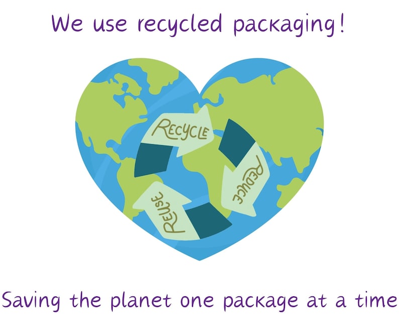 Puede incluir: Una ilustraci&oacute;n en forma de coraz&oacute;n de la Tierra en verde y azul con un s&iacute;mbolo de reciclaje en su interior. El s&iacute;mbolo tiene flechas que apuntan en c&iacute;rculo con las palabras "RECYCLE", "REUSE" y "REDUCE" escritas en las flechas. El texto "We use recycled packaging!" est&aacute; en la parte superior de la imagen y el texto "Saving the planet one package at a time" est&aacute; en la parte inferior.