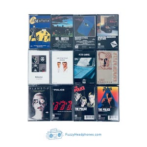 Peut inclure: Une collection de cassettes audio vintage avec des pochettes d'album vari&eacute;es. Les cassettes pr&eacute;sentent une vari&eacute;t&eacute; de couleurs et de designs, avec du texte indiquant les noms d'artistes et les titres d'albums. L'image inclut le site FuzzyHeadphones.com.