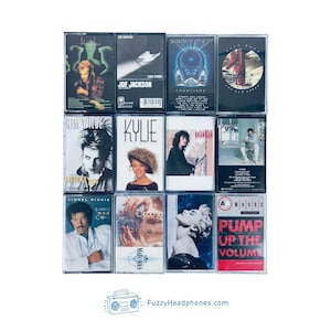 Peut inclure: Une collection de cassettes audio vintage avec des pochettes d'albums vari&eacute;es. L'image pr&eacute;sente des portraits d'artistes et des graphismes. Le texte "FuzzyHeadphones.com" est &eacute;galement visible.