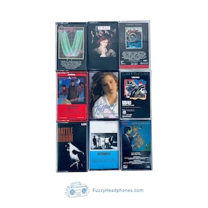 Peut inclure: Une collection de neuf cassettes audio vintage avec des pochettes d'album vari&eacute;es. Les cassettes pr&eacute;sentent des artistes comme Tiffany, U2 et UB40. Les bo&icirc;tiers sont de couleurs vari&eacute;es, avec du texte et des graphiques.