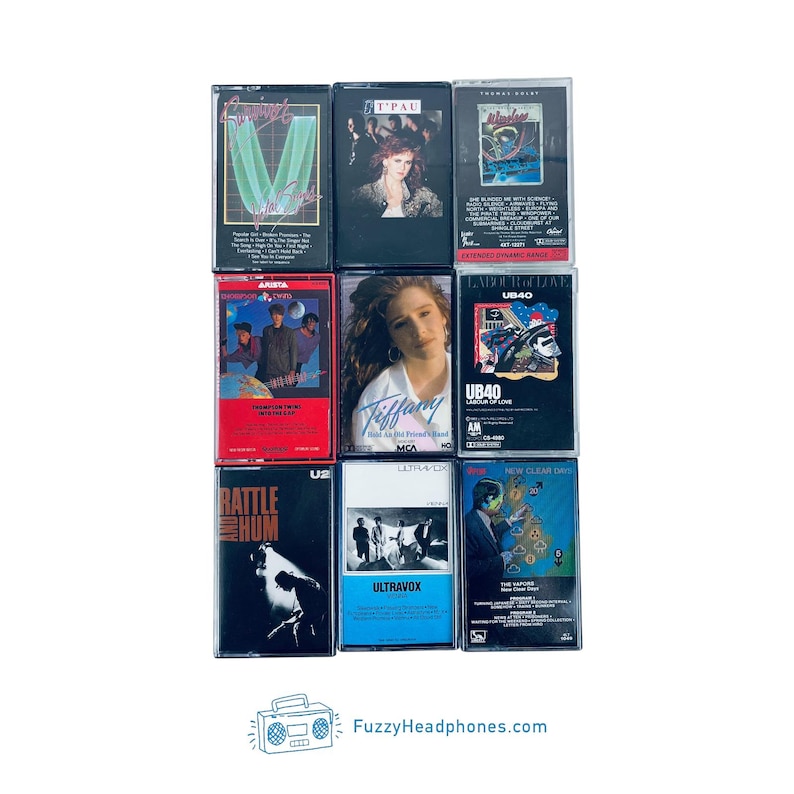 Peut inclure: Une collection de neuf cassettes audio vintage avec des pochettes d'album vari&eacute;es. Les cassettes pr&eacute;sentent des artistes comme Tiffany, U2 et UB40. Les bo&icirc;tiers sont de couleurs vari&eacute;es, avec du texte et des graphiques.