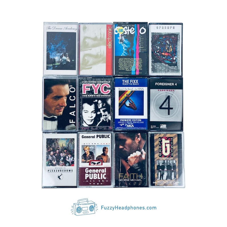 Peut inclure: Une collection de douze cassettes audio vintage avec des pochettes d'album vari&eacute;es. Les cassettes pr&eacute;sentent une vari&eacute;t&eacute; de couleurs et de designs, avec du texte indiquant les noms d'artistes et les titres d'albums. L'image inclut le site FuzzyHeadphones.com.