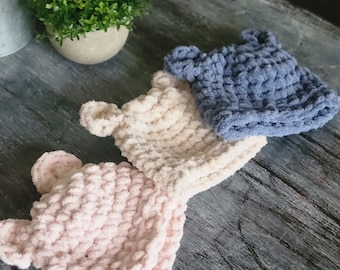 Handgemachte gehäkelte Baby Bärenmütze - weiche Neugeborene Mütze mit Ohren