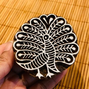 Stempel Dancing Peacock, stempel drewniany do ceramiki. Ręcznie rzeźbiony wzór/tekstura do tkanin, tekstyliów LUB gliny polimerowej LUB fondantu, czekolady