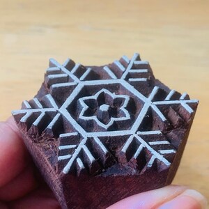 Pieczątka Snowflake, Stempel z drewna do ceramiki. Ręcznie rzeźbiony wzór/tekstura do tkanin, Tekstyliów LUB gliny polimerowej LUB fondantów, czekolady