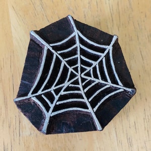 Pieczątka Halloween Spider, drewniana pieczątka do ceramiki. Ręcznie rzeźbiony wzór/tekstura do tkanin, tekstyliów LUB gliny polimerowej LUB fondantu, czekolady