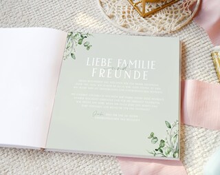 Libro Degli Ospiti Per Matrimonio Con Domande – 50 Voci, 108 Pagine, Copertina Rigida Verde Con Eucalipto E Scritte Oro, Formato 21x21 Cm