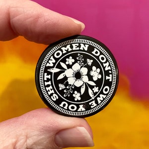 Spilla con dichiarazione femminista: spilla per l'emancipazione femminile