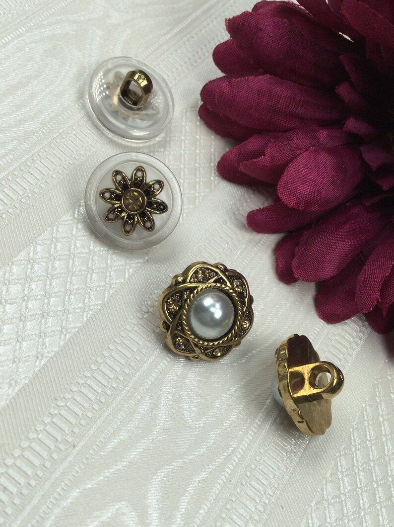Set of 5 decorative plastic buttons in 2 styles