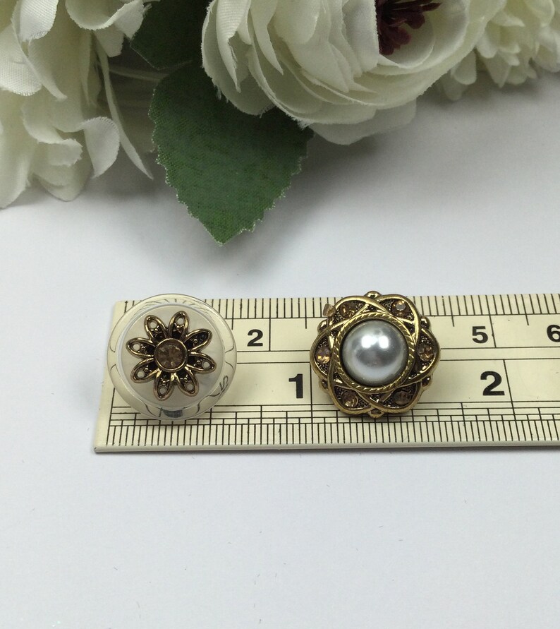 Set of 5 decorative plastic buttons in 2 styles