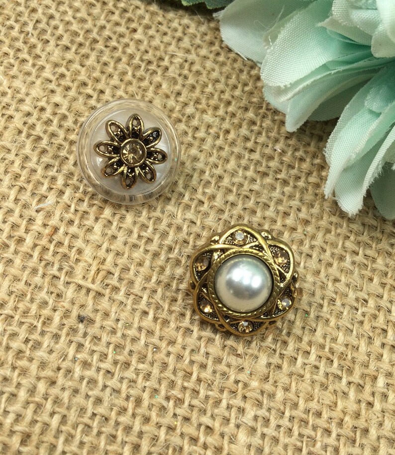 Set of 5 decorative plastic buttons in 2 styles