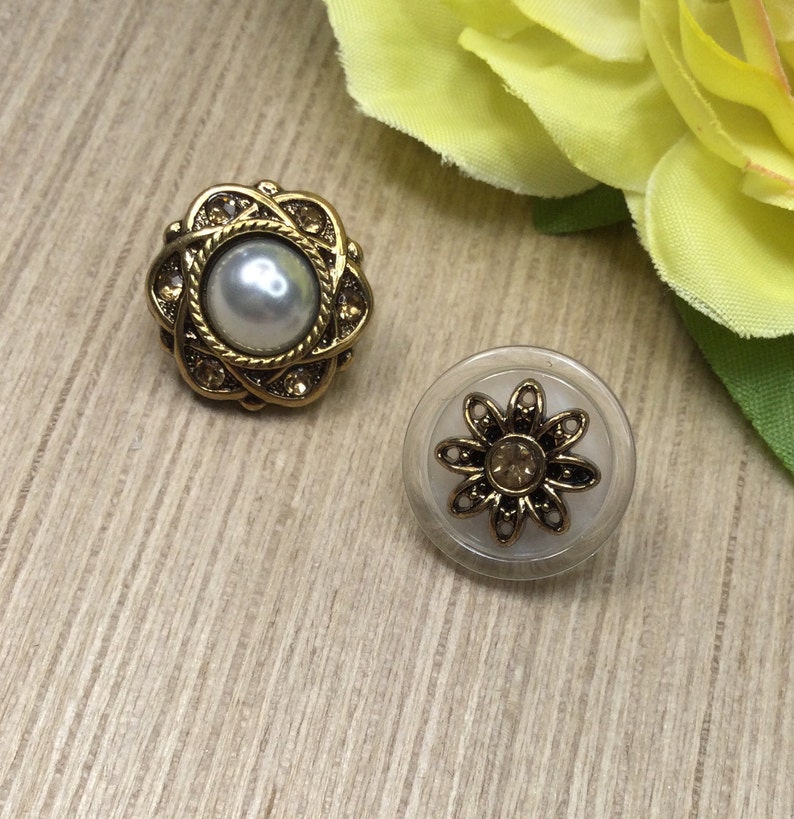 Set of 5 decorative plastic buttons in 2 styles