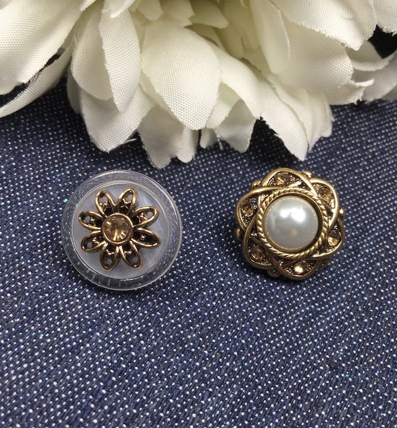 Set of 5 decorative plastic buttons in 2 styles