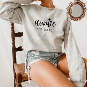 Auntie EST 2022 Sweatshirt, Gifts for Aunt, New Auntie Gift, Birthday Gift for Aunt, Auntie Est Gift, Pregnancy Reveal Aunt Sweater