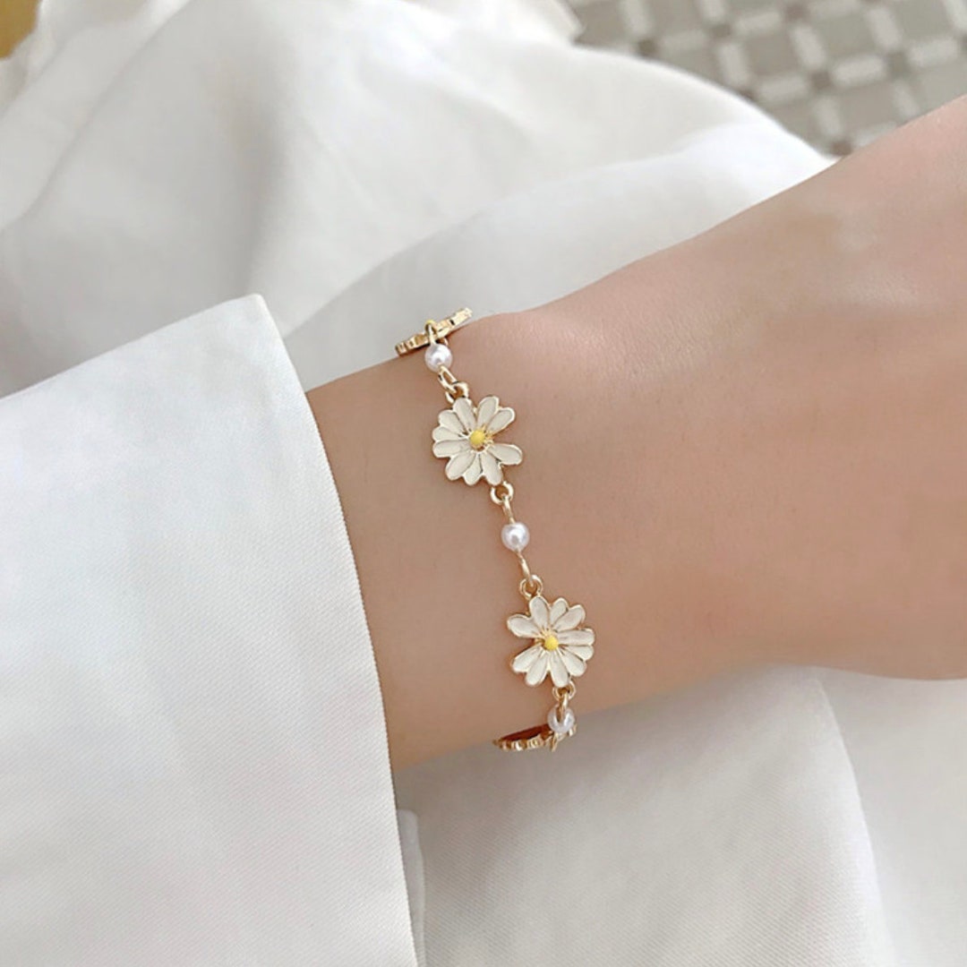 Dainty Daisy Flower Bracelet for Women, Gift for Mom 7 1/2 Inches / Gold Filled Hammered Edge