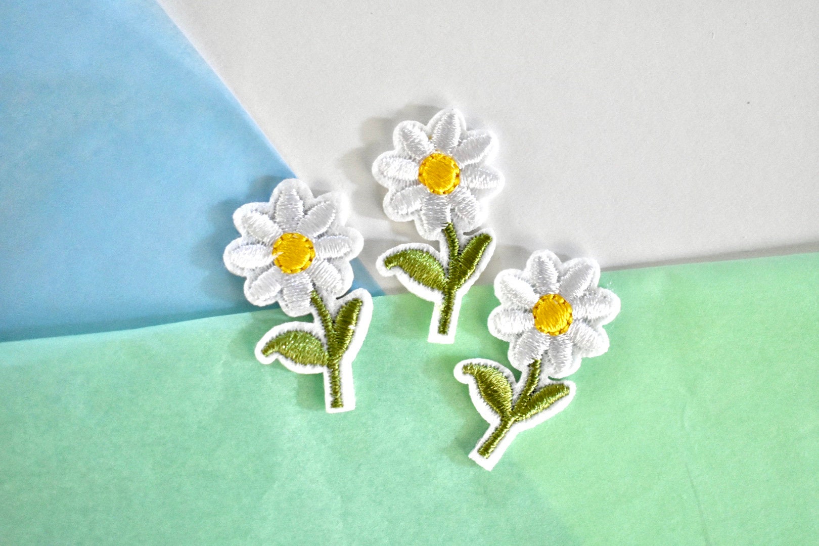 Daisy Flower Patch Clothing Iron On Patches Appliques Delicate Embroidered  for DIY Decoration T-Shirt Backpack Hoodies Shoes Bags 1.38 Inch (20