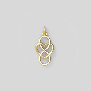 Könnte beinhalten: Ein goldfarbener Anhänger mit einem Herzen, das mit einem Unendlichkeitssymbol verschlungen ist. Der Anhänger hat oben eine kleine Schlaufe zum Befestigen an einer Kette. Das Design ist symmetrisch und hat eine polierte Oberfläche.