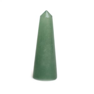 Può includere: Un obelisco di cristallo di avventurina verde, una gemma dalla forma conica e dalla sommità appuntita. L'obelisco è di colore verde opaco e si erge su uno sfondo bianco. Il cristallo è alto circa 13 cm.