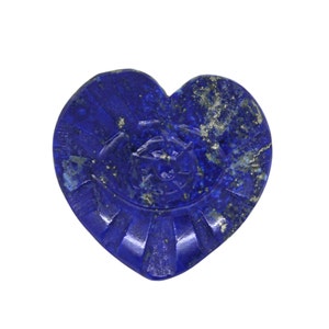 Puede incluir: Una talla en forma de coraz&oacute;n de lapisl&aacute;zuli azul oscuro. La piedra presenta un dise&ntilde;o tallado en el centro y l&iacute;neas radiales en la parte inferior. La piedra tiene motas doradas.
