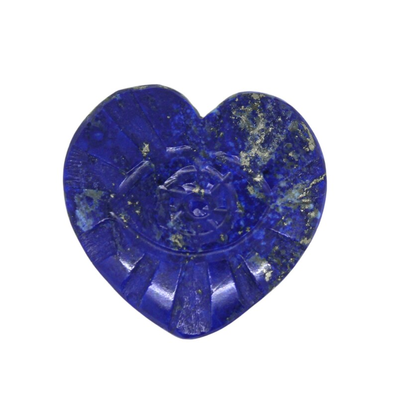 Puede incluir: Una talla en forma de coraz&oacute;n de lapisl&aacute;zuli azul oscuro. La piedra presenta un dise&ntilde;o tallado en el centro y l&iacute;neas radiales en la parte inferior. La piedra tiene motas doradas.