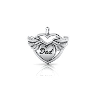 Op de afbeelding: Zilveren hanger in de vorm van een hart met het woord "Dad" gegraveerd. Het hart is omgeven door vleugels en de hanger heeft een lus aan de bovenkant voor een ketting.
