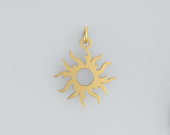 Puede incluir: Un colgante de sol dorado con un centro circular y rayos estilizados. El colgante tiene un pequeño lazo en la parte superior para una cadena. El diseño del sol es un símbolo popular para la joyería.