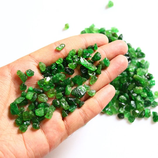 Lot De 7 Pierres Tsavorite Grenat Vert Brut AAA+ – 102 Carats – Afrique Du Sud